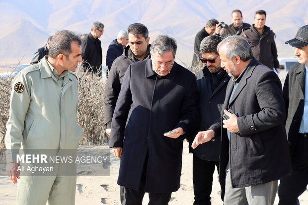 بازدید دبیر کارگروه ملی نجات دریاچه ارومیه از پروژه‌های تثبیت ریزگردهای حاشیه دریاچه