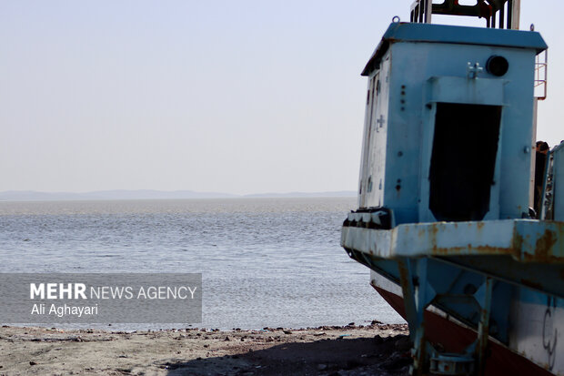 بازدید دبیر کارگروه ملی نجات دریاچه ارومیه از پروژه‌های تثبیت ریزگردهای حاشیه دریاچه