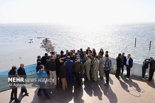 بازدید دبیر کارگروه ملی نجات دریاچه ارومیه از پروژه‌های تثبیت ریزگردهای حاشیه دریاچه
