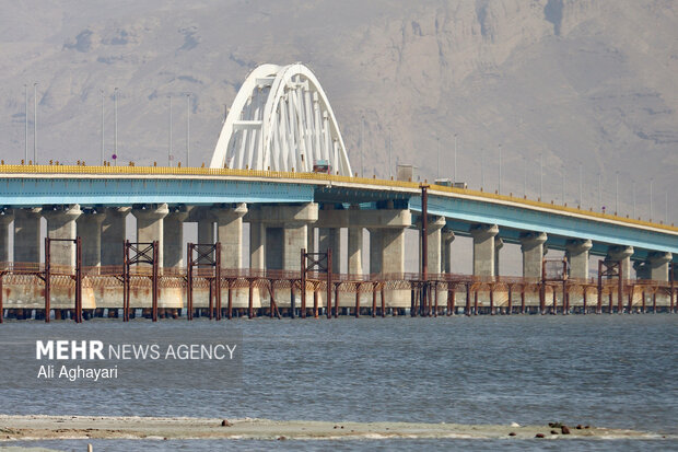 بازدید دبیر کارگروه ملی نجات دریاچه ارومیه از پروژه‌های تثبیت ریزگردهای حاشیه دریاچه