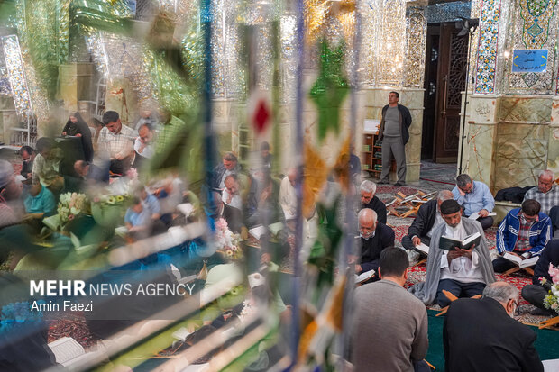 مراسم جزء خوانی قرآن کریم در حرم شاهچراغ(ع)