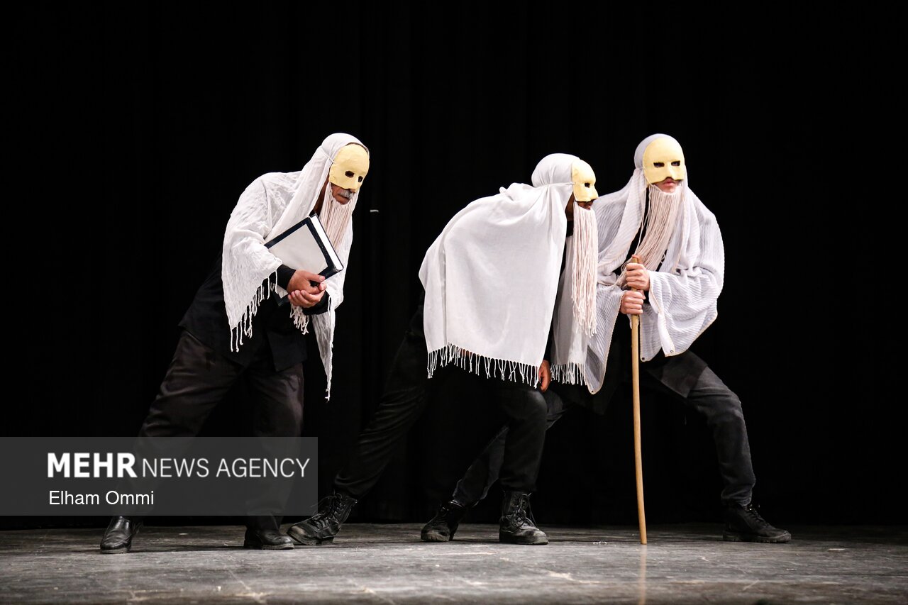 اجرای نمایش «زن خوب سچوان» در شهر سنندج برگزار شد اجرای نمایش «زن خوب سچوان» در شهر سنندج برگزار شد