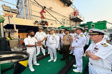 قائد البحرية الايرانية يزور الصناعات البحرية الهندية