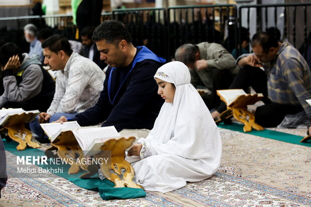 ترتیل خوانی قرآن در حرم حضرت معصومه(س)