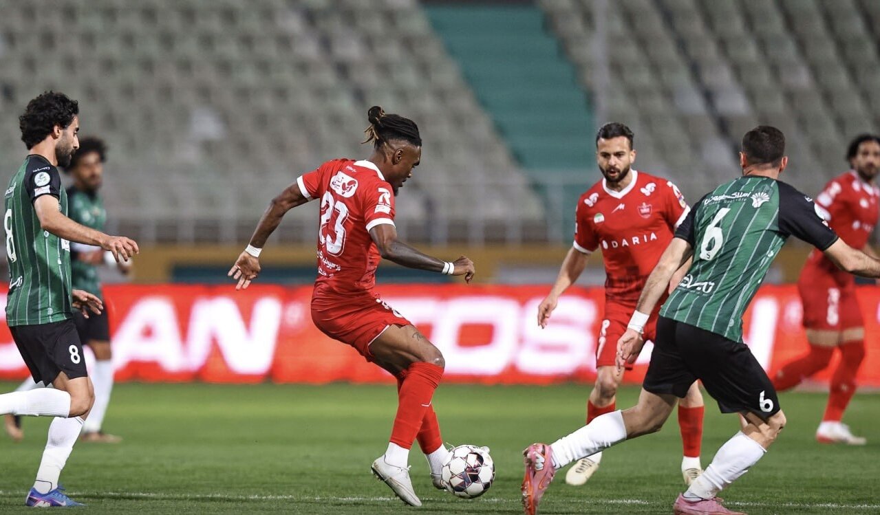 کامبک تاریخی چادرملو و تداوم بحران پرسپولیس/ جنگ آبی و زرد در صدر کامبک تاریخی چادرملو و تداوم بحران پرسپولیس/ جنگ آبی و زرد در صدر