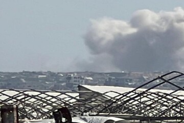 تداوم ویرانگری در غزه؛ ستونی از دود از شرق خان یونس به هوا برخاسته است