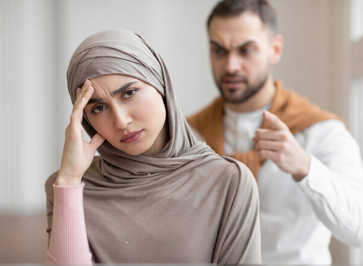 طعنه به همسر در جمع،بی‌اعتمادی می‌سازد و اول خودت را منجمد می کند