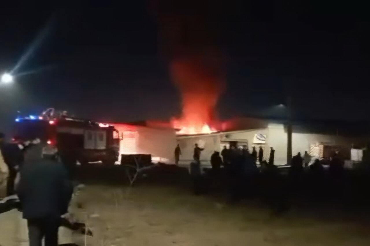 آتش‌سوزی در کارگاه تولیدی مبل در قراملک تبریز