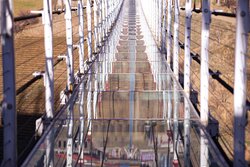 پل معلق نگل؛ جاذبه گردشگری کردستان و طولانی‌ترین پل شیشه‌ای ایران