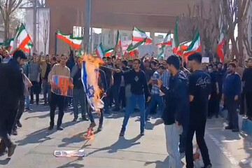 Tahran’da öğrencilerden protesto: ABD ve İsrail bayrakları yakıldı