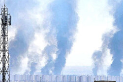 آتش‌نشانی پرند: دود غلیظ آسمان ناشی از آتش‌سوزی در نیزارهاست