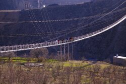 پل معلق شیشه‌ای نگل؛ قدم‌زدن بر فراز آسمان کردستان