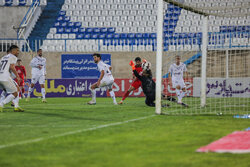 تک گل تراکتور مقابل گل‌ گهر در نیمه اول