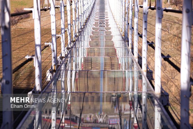 پل شیشه ای نگل