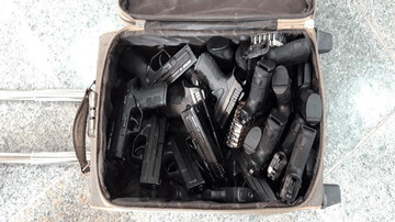 ۱۵ قبضه اسلحه از چمدان ۲ مسافر اتوبوس نی‌ریز کشف شد