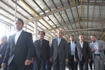 بازدید معاون اجرایی رئیس‌جمهور از کارخانه کاشی و سرامیک در کرمانشاه