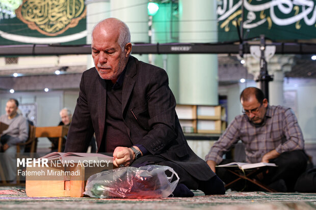 جزء خوانی قرآن کریم در حرم مطهر حضرت عبدالعظیم حسنی (ع)