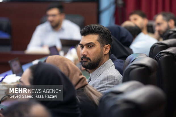 نشست صمیمی رئیس کل سازمان امور مالیاتی با خبرنگاران