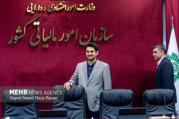 نشست صمیمی رئیس کل سازمان امور مالیاتی با خبرنگاران