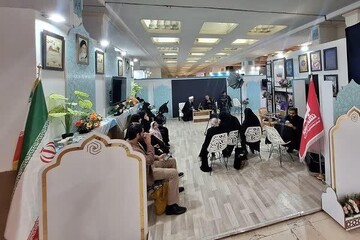 کارشناسان روانشناس در غرفه حوزه خواهران نمایشگاه قرآن مشاوره می دهند
