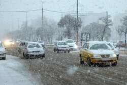 بارش برف در محورهای غربی آذربایجان‌شرقی؛ تردد با زنجیر چرخ الزامی شد