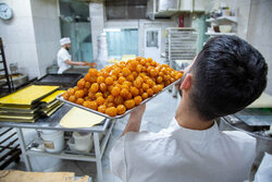 زولبیا و بامیه؛ ضیافت شیرین رمضان در مشهد