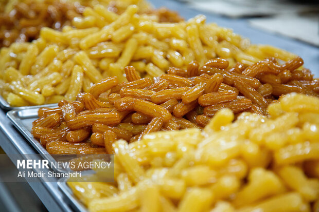 زولبیا و بامیه؛ ضیافت شیرین رمضان در مشهد