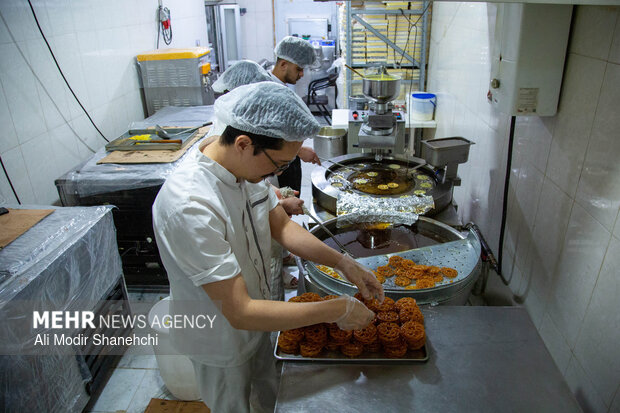 زولبیا و بامیه؛ ضیافت شیرین رمضان در مشهد