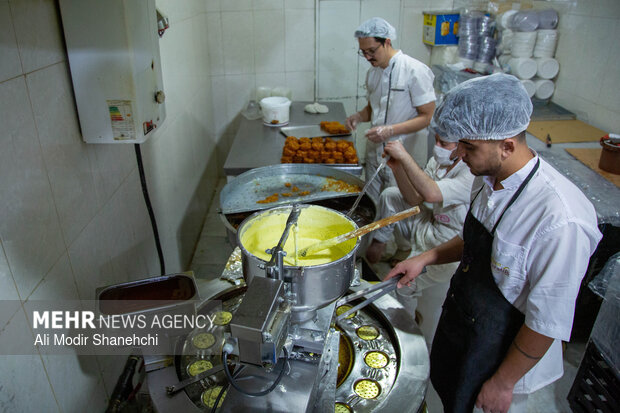 زولبیا و بامیه؛ ضیافت شیرین رمضان در مشهد