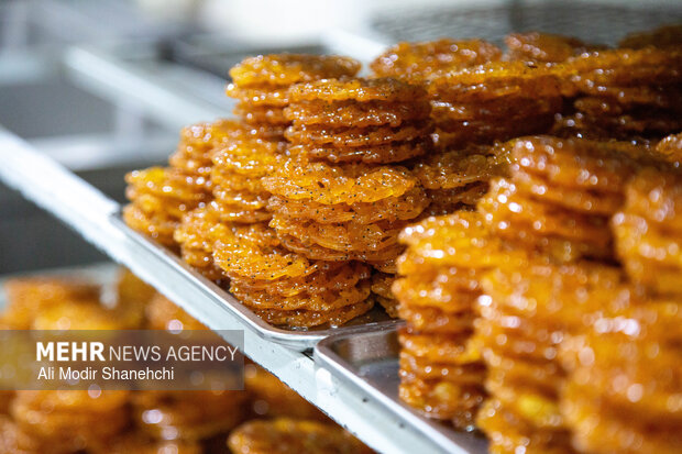 زولبیا و بامیه؛ ضیافت شیرین رمضان در مشهد