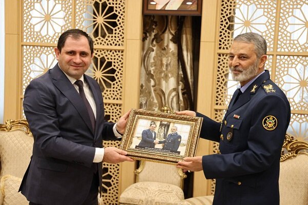 İran Genelkurmay Başkanı, Ermenistan Savunma Bakanı ile bir araya geldi