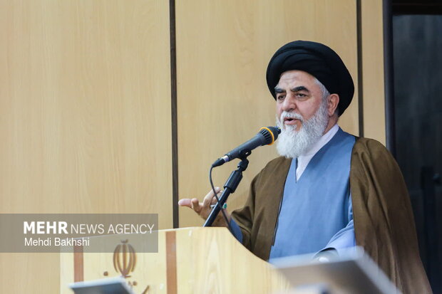 باید داشته‌های علمی و تاریخی را به طور ملموس به نسل آینده نشان دهیم