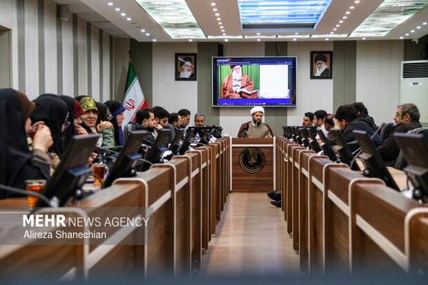 دورهمی اصحاب رسانه گیلان با محوریت طرح ملی «زندگی با آیه ها» در رشت