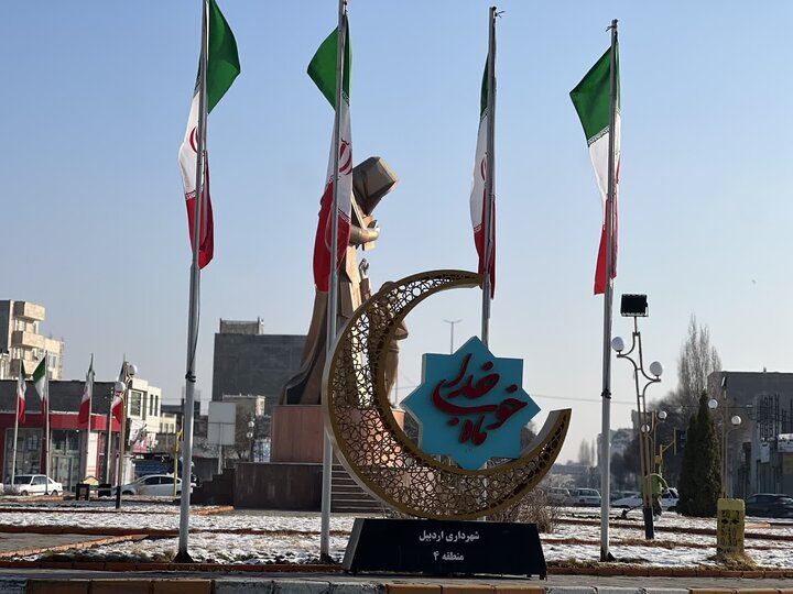 فضای معنوی اردبیل در ماه رمضان؛المان‌های مذهبی شهر زیر برف نور و آرامش