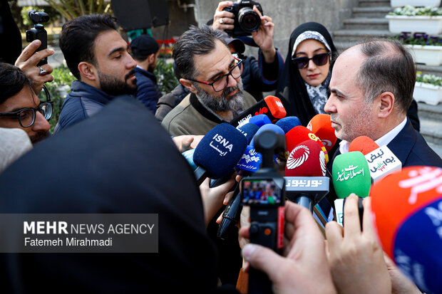 غلامرضا نوری قزلجه وزیر کشاورزی در حاشیه جلسه هیات دولت