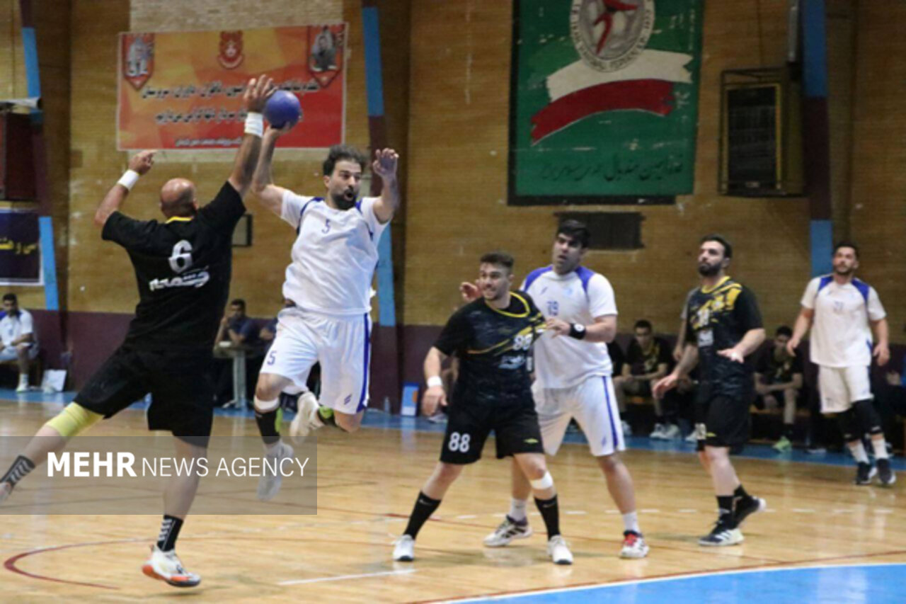 پایان جذاب با صدرنشینی استقلال/ چهار تیم همچنان در کورس قهرمانی