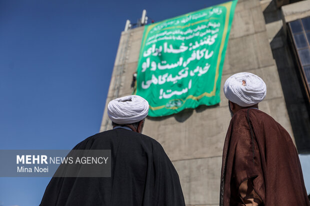 اهتزاز اَبَرپرچم «زندگی با آیه‌ها» در تبریز