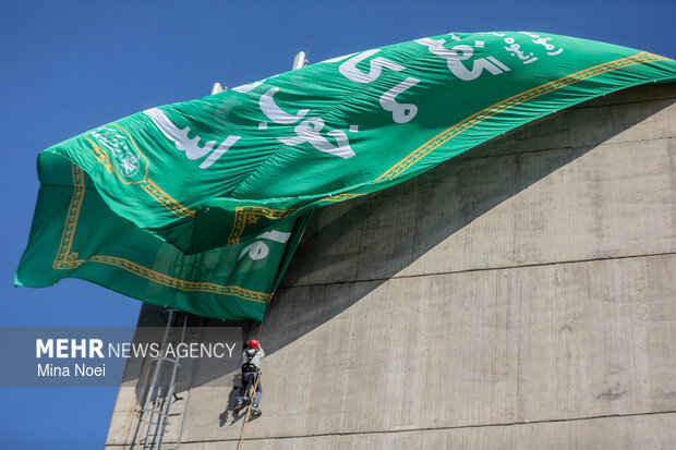 اهتزاز اَبَرپرچم «زندگی با آیه‌ها» در تبریز