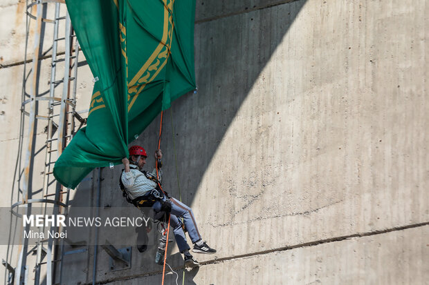 اهتزاز اَبَرپرچم «زندگی با آیه‌ها» در تبریز