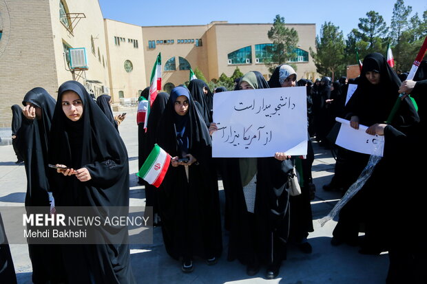 تجمع دانشجویان قمی در محکومیت اهانت به پرچم ایران