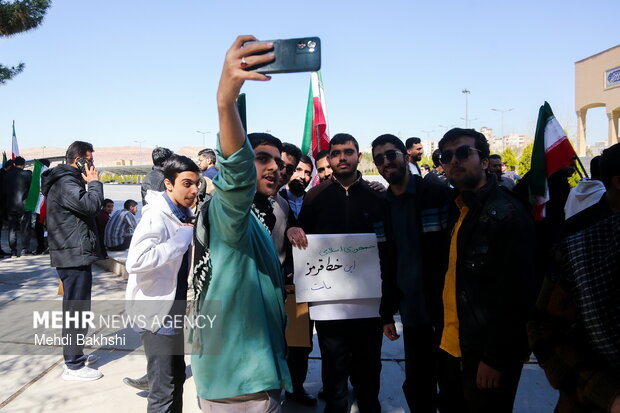 تجمع دانشجویان قمی در محکومیت اهانت به پرچم ایران