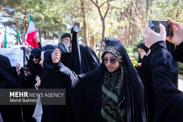 تجمع دانشجویان قمی در محکومیت اهانت به پرچم ایران