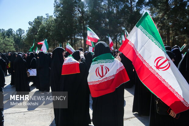 تجمع دانشجویان قمی در محکومیت اهانت به پرچم ایران