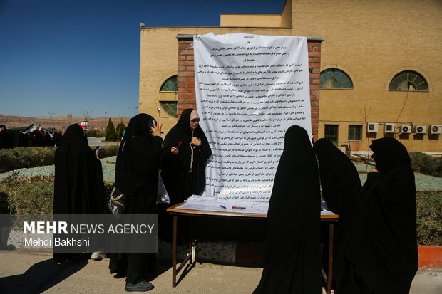 تجمع دانشجویان قمی در محکومیت اهانت به پرچم ایران