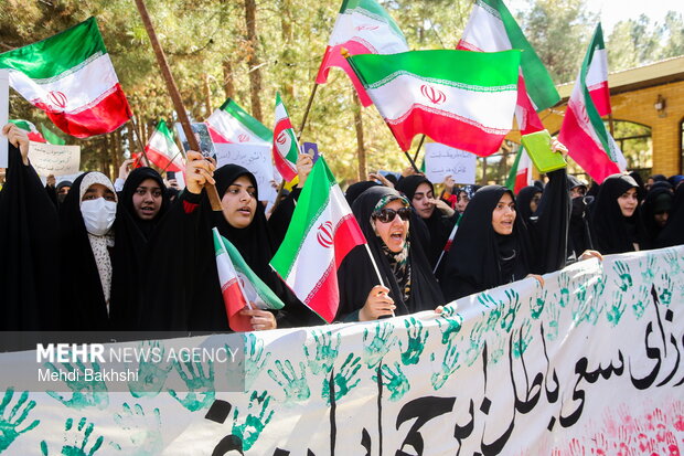 تجمع دانشجویان قمی در محکومیت اهانت به پرچم ایران