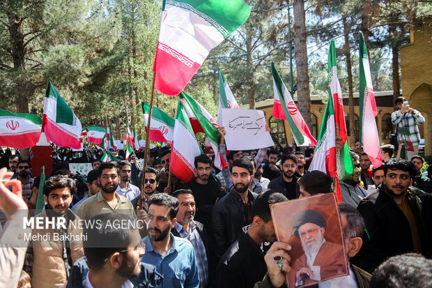 تجمع دانشجویان قمی در محکومیت اهانت به پرچم ایران