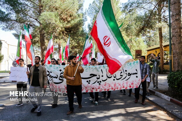 تجمع دانشجویان قمی در محکومیت اهانت به پرچم ایران