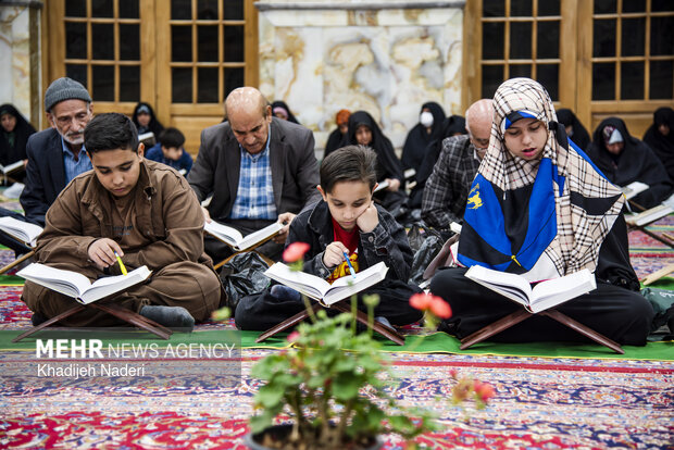 جزءخوانی قرآن کریم در مسجد بزرگ رضوی اصفهان