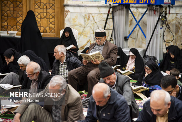 جزءخوانی قرآن کریم در مسجد بزرگ رضوی اصفهان