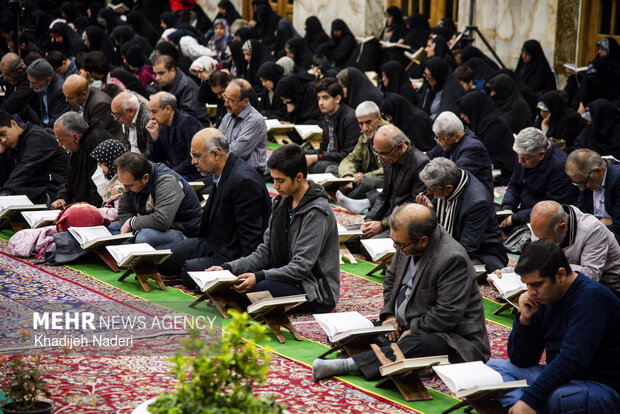 جزءخوانی قرآن کریم در مسجد بزرگ رضوی اصفهان